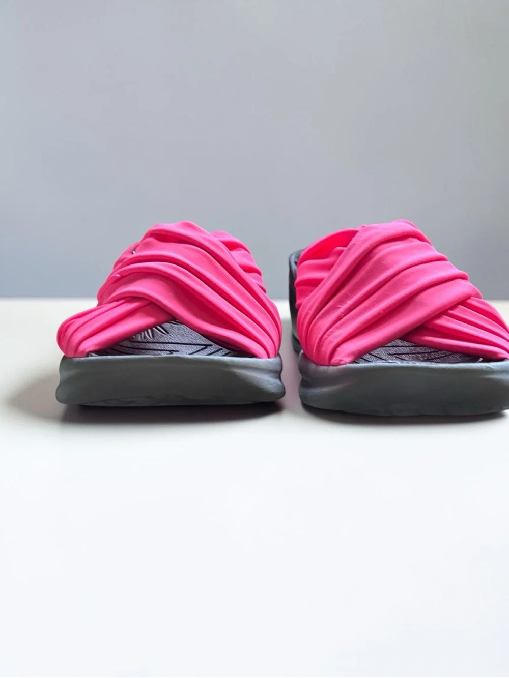 Bzees Knockout Women’s Size 9 Hot Pink Crisscross Wedge Comfort Sandals